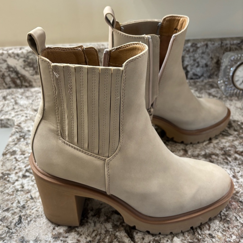 DV Women's Beige Chunky Heel Chelsea Boots